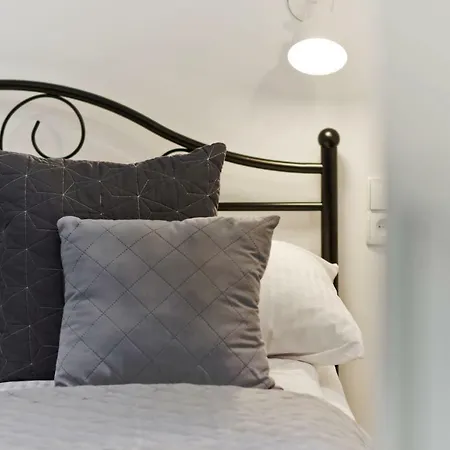 Number 1 Apartment Debki